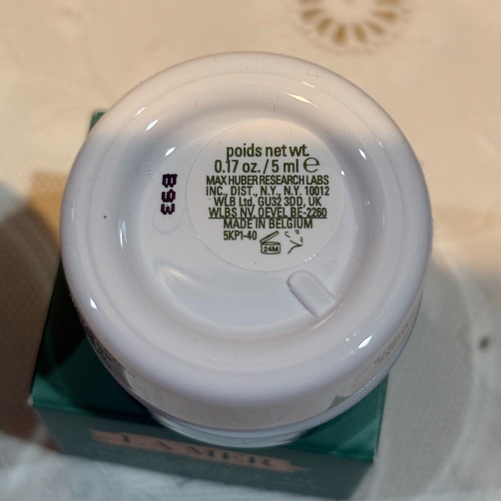 La Mer Neck and Décolleté Concentrate - Silver Lid with Green Box - Picture 3 of 3